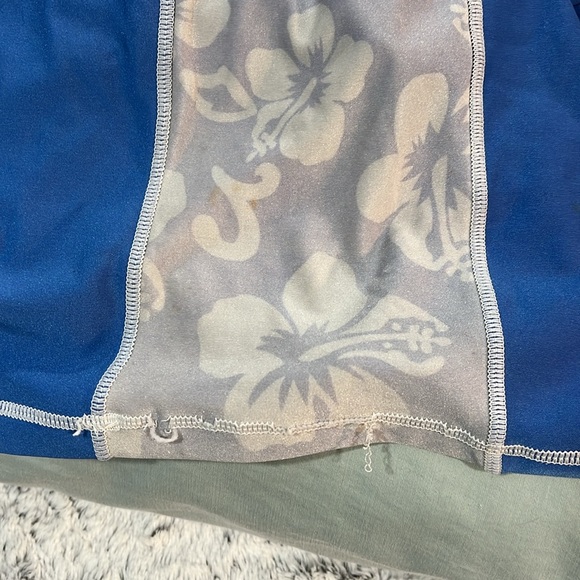 Tribal Surf Rash-Guard Top - Picture 4 of 4